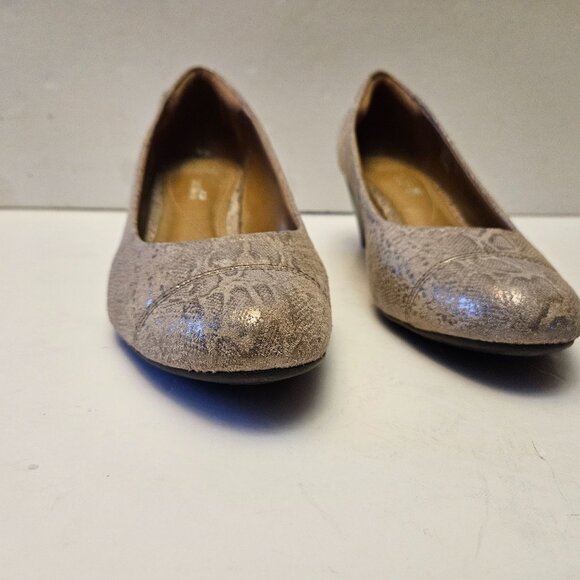 Clark's Collection Soft Cushion Wedge Pumps. US 7.5 M - Picture 2 of 16
